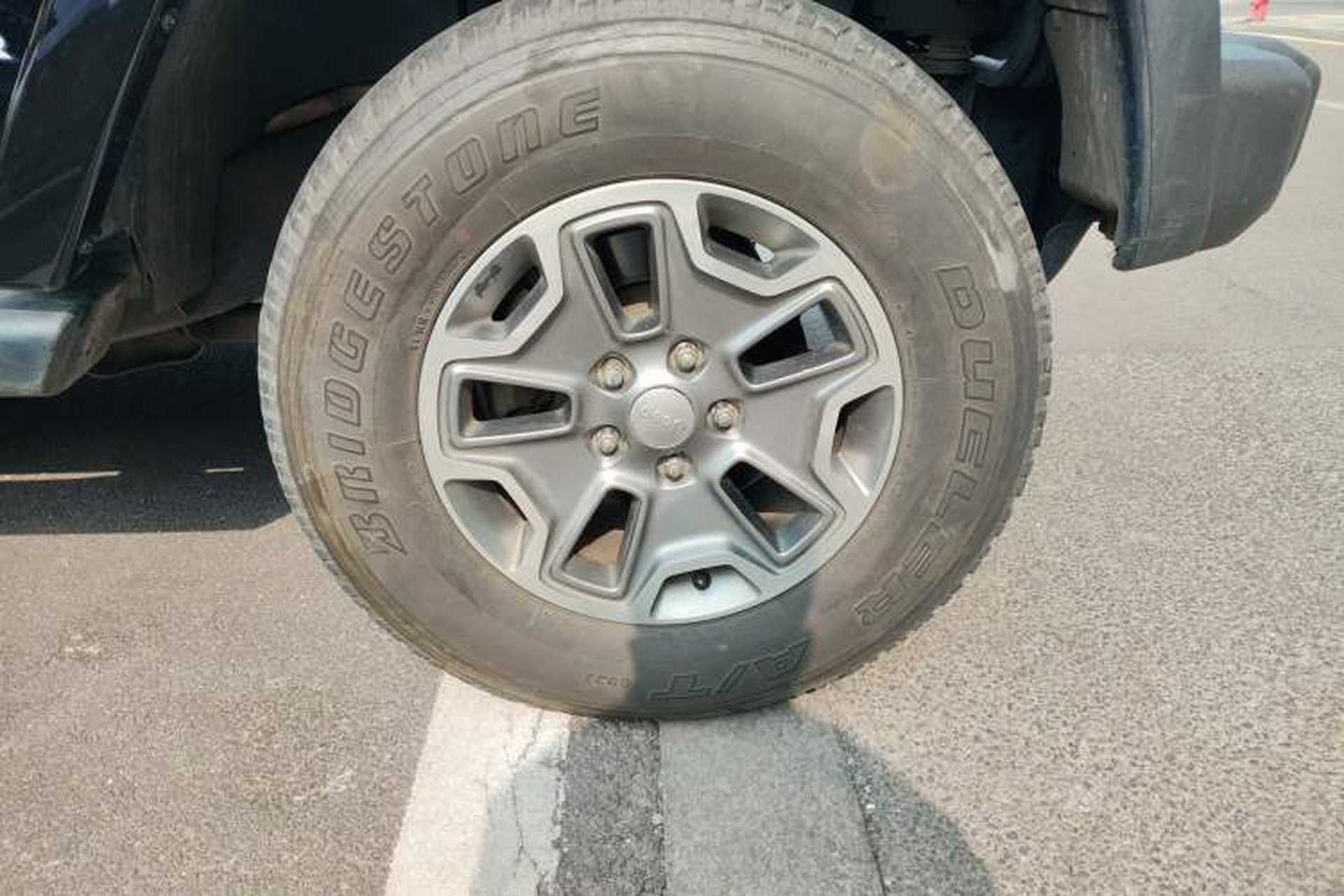 Used Jeep Wrangler 2013 3.6L Sahara Four-Door Edition Right Front Wheel Hub