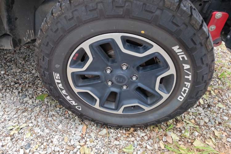 Used Jeep Wrangler 2013 3.6L Four-Door 10th Anniversary Edition Right Front Wheel Hub