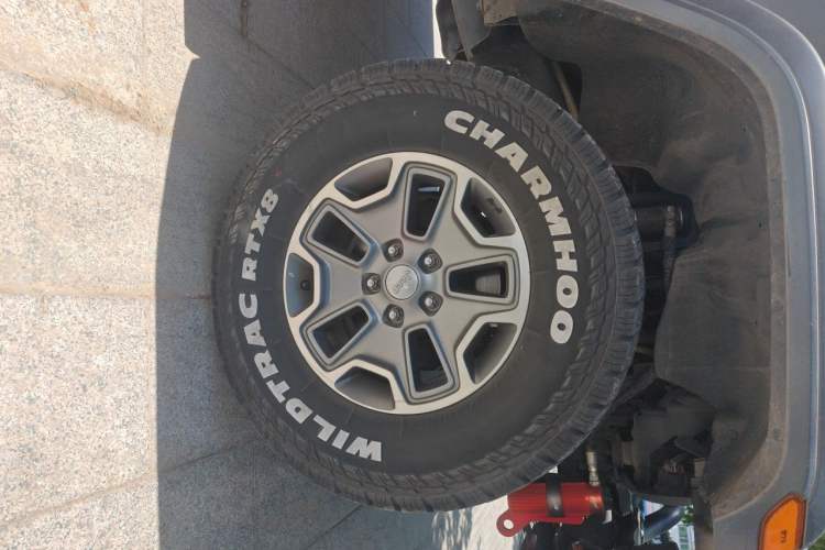 Used Jeep Wrangler 2013 3.6L Sahara Four-Door Edition Right Front Wheel Hub