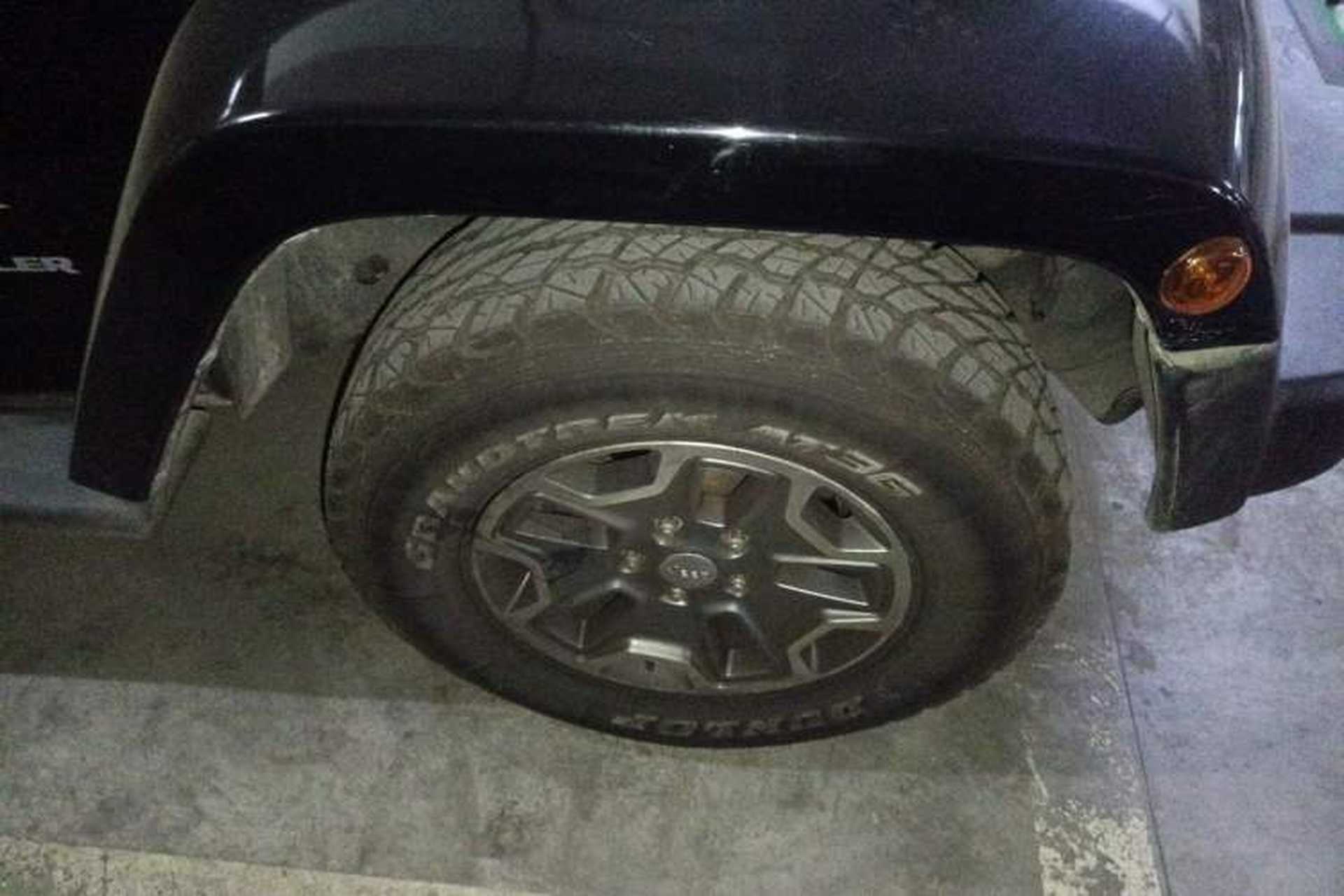 Used Jeep Wrangler 2013 3.6L Sahara two-door model Right Front Wheel Hub