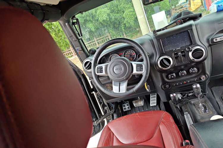 Used Jeep Wrangler 2013 3.6L Two-Door 10th Anniversary Edition Steering Wheel