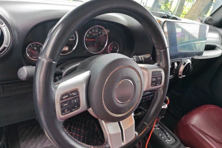 Used Jeep Wrangler 2013 3.6L Four-Door 10th Anniversary Edition Steering Wheel