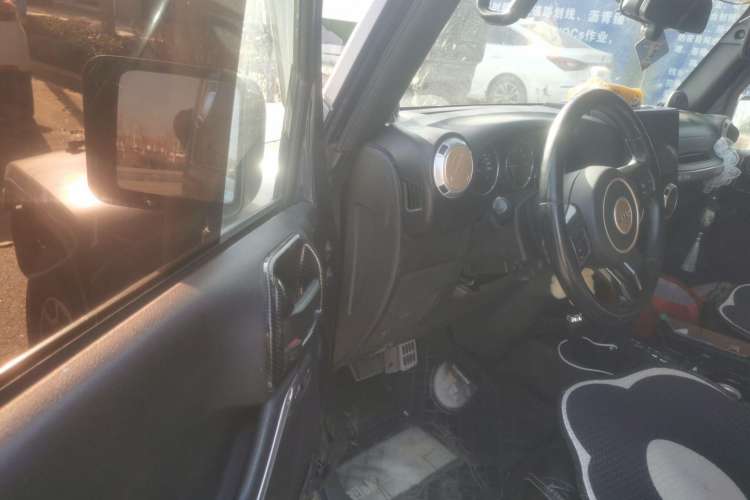 Used Jeep Wrangler 2013 3.6L Sahara Four-Door Edition Driver Seat