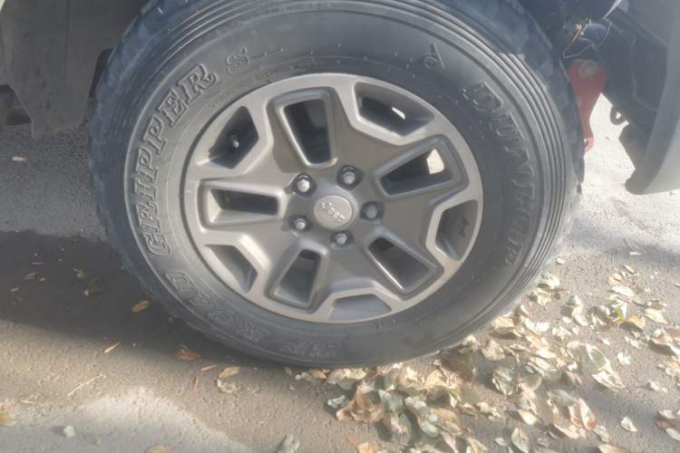 Used Jeep Wrangler 2013 3.6L Sahara Four-Door Edition Right Front Wheel Hub
