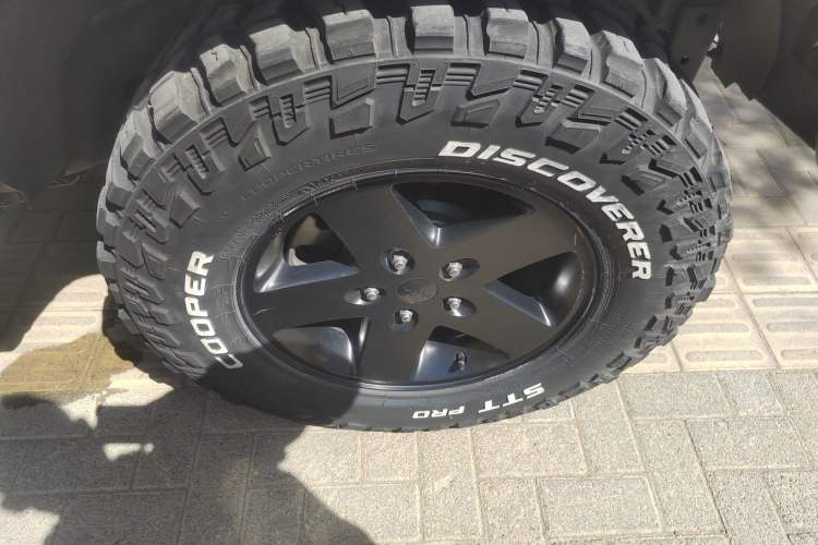 Used Jeep Wrangler 2013 3.6L Sahara two-door model Right Front Wheel Hub