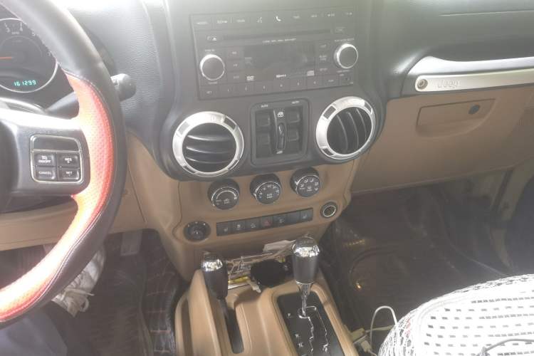 Used Jeep Wrangler 2013 3.6L Sahara Four-Door Edition Audio And AC Panel