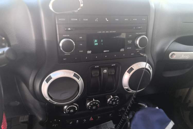 Used Jeep Wrangler 2013 3.6L Rubicon two-door version Audio And AC Panel