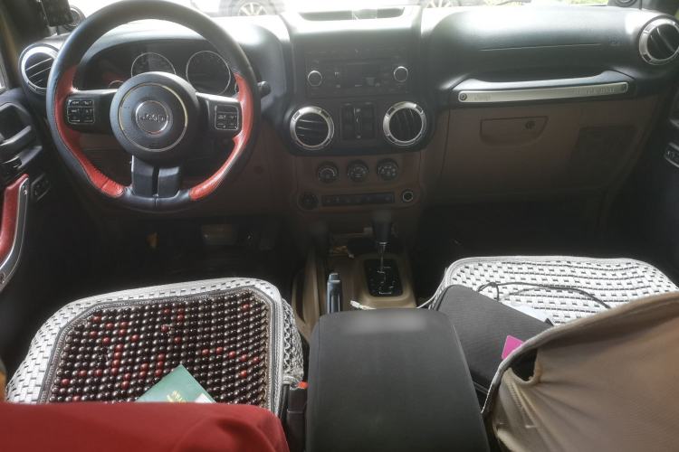 Used Jeep Wrangler 2013 3.6L Sahara Four-Door Edition Center Console