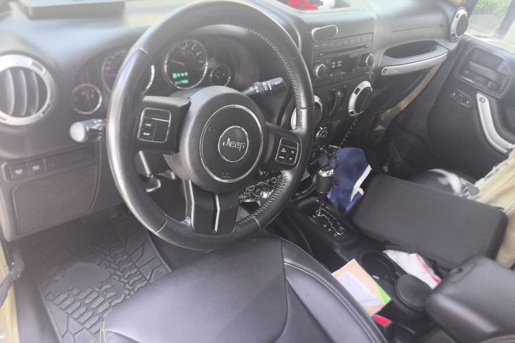 Used Jeep Wrangler 2013 3.6L Rubicon two-door version Center Console