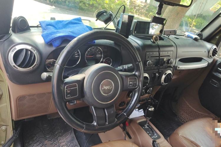 Used Jeep Wrangler 2013 3.6L Sahara two-door model Center Console
