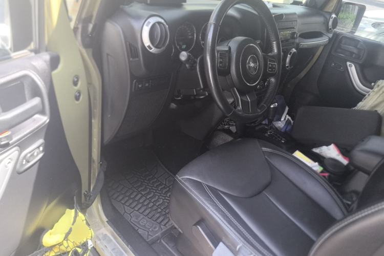 Used Jeep Wrangler 2013 3.6L Rubicon two-door version Driver Seat