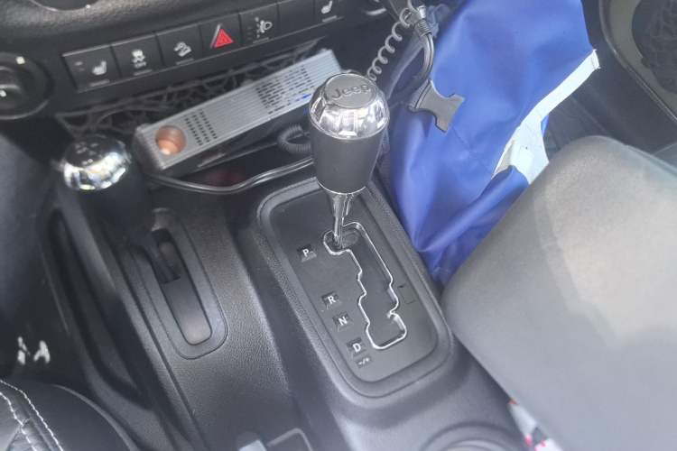 Used Jeep Wrangler 2013 3.6L Rubicon two-door version Gear Lever