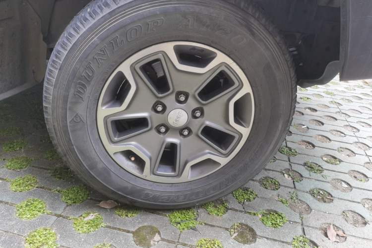 Used Jeep Wrangler 2013 3.6L Sahara Four-Door Edition Right Front Wheel Hub