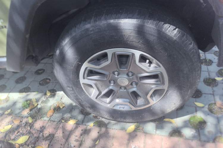 Used Jeep Wrangler 2013 3.6L Rubicon two-door version Right Front Wheel Hub