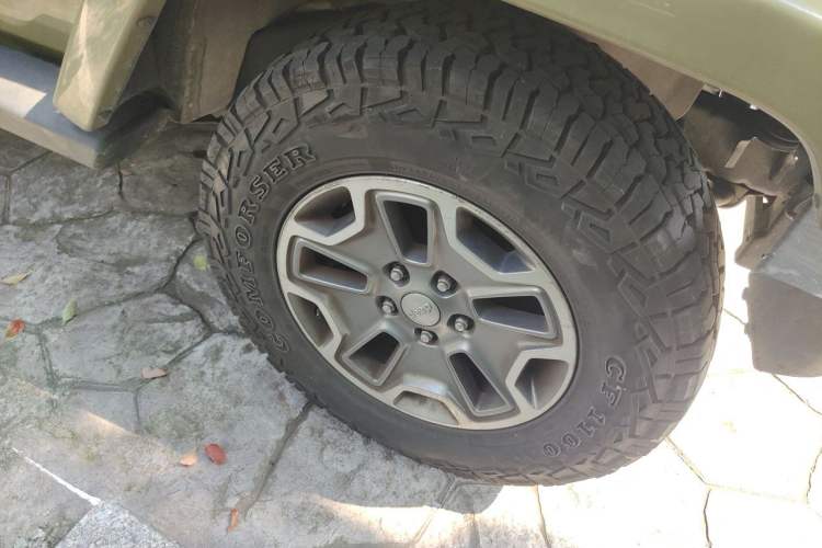 Used Jeep Wrangler 2013 3.6L Sahara two-door model Right Front Wheel Hub