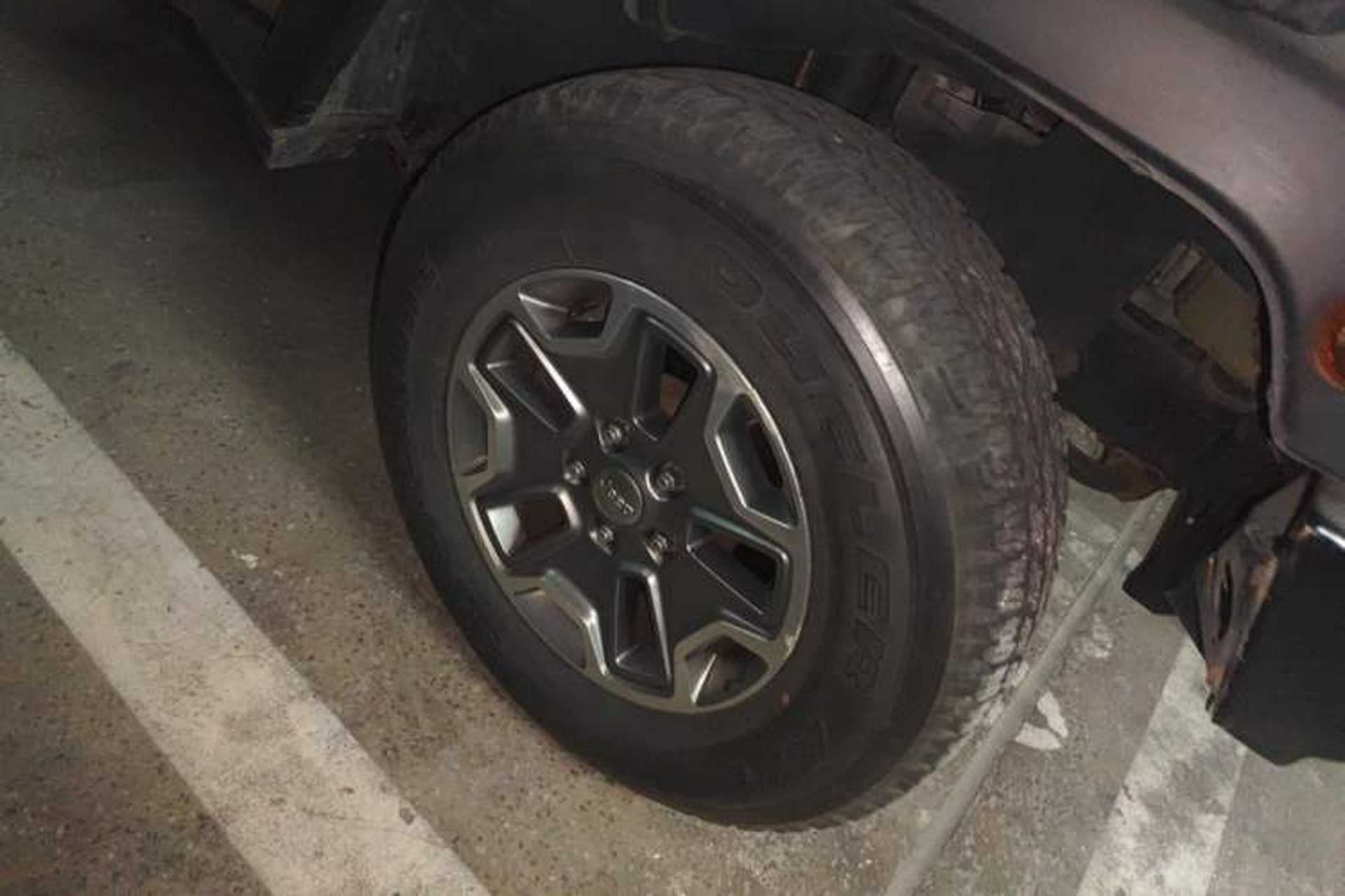 Used Jeep Wrangler 2013 3.6L Rubicon two-door version Right Front Wheel Hub
