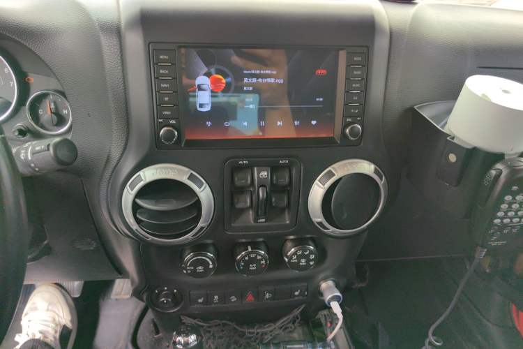 Used Jeep Wrangler 2013 3.6L Sahara Four-Door Edition Audio And AC Panel