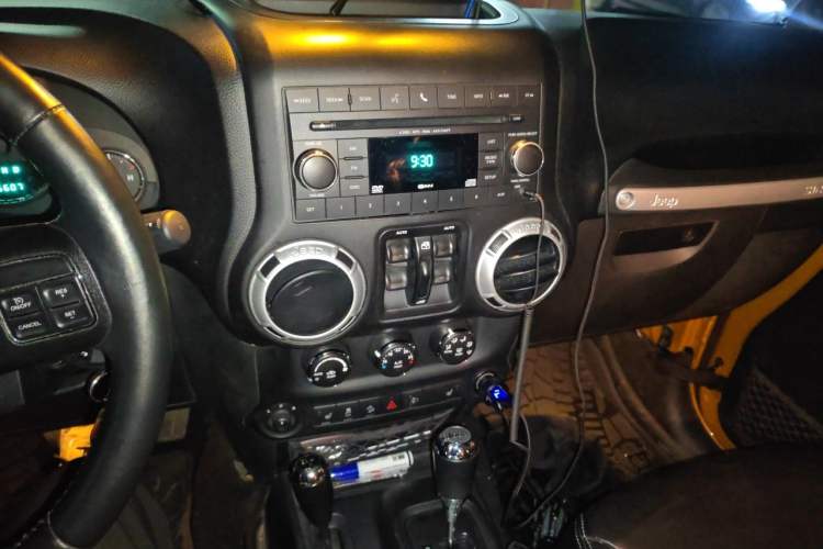 Used Jeep Wrangler 2013 3.6L Sahara Four-Door Edition Audio And AC Panel