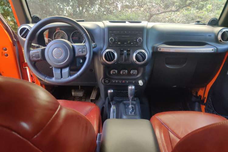 Used Jeep Wrangler 2013 3.6L Sahara two-door model Center Console