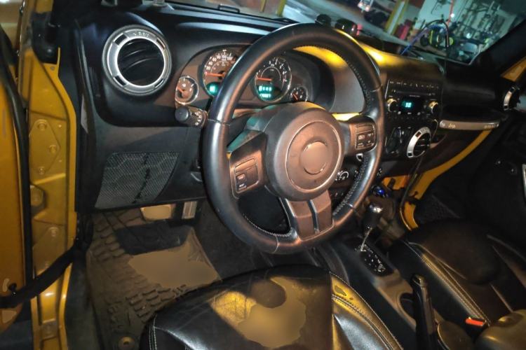Used Jeep Wrangler 2013 3.6L Sahara Four-Door Edition Center Console
