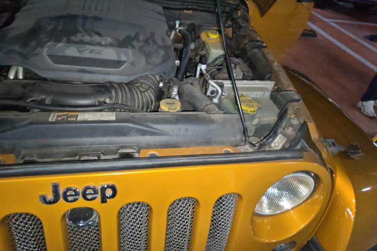 Used Jeep Wrangler 2013 3.6L Sahara Four-Door Edition Engine Bay Left