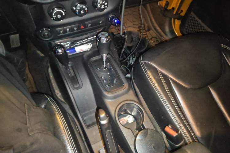 Used Jeep Wrangler 2013 3.6L Sahara Four-Door Edition Gear Lever