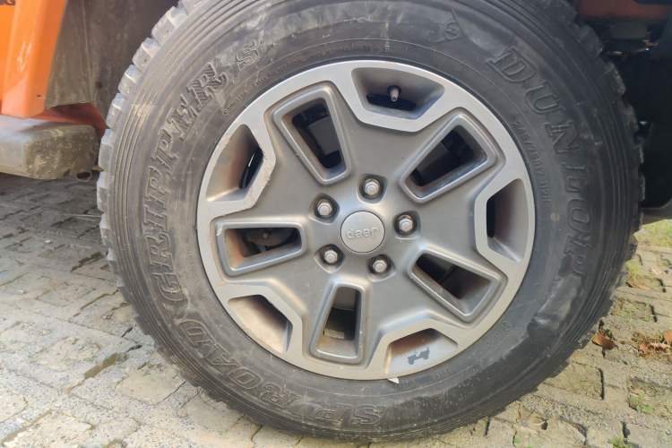 Used Jeep Wrangler 2013 3.6L Sahara two-door model Right Front Wheel Hub
