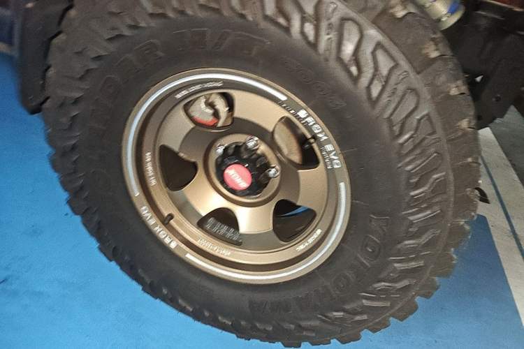 Used Jeep Wrangler 2013 3.6L Sahara two-door model Right Front Wheel Hub