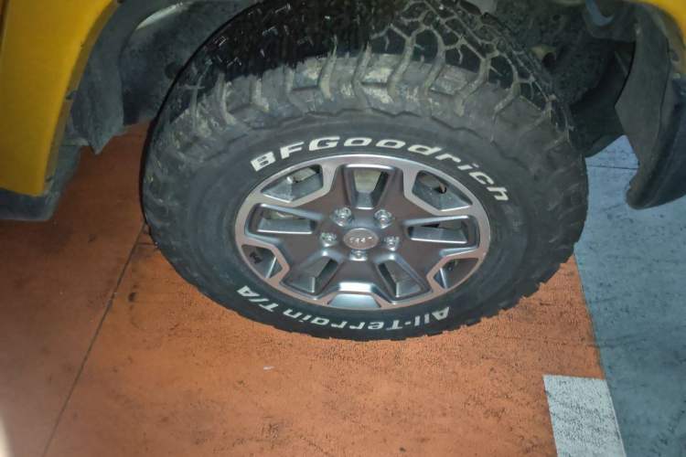 Used Jeep Wrangler 2013 3.6L Sahara Four-Door Edition Right Front Wheel Hub
