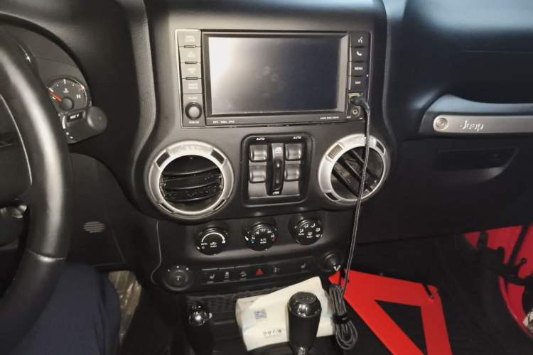Used Jeep Wrangler 2013 3.6L Rubicon four-door model Audio And AC Panel