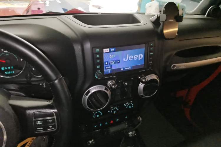 Used Jeep Wrangler 2013 3.6L Rubicon four-door model Audio And AC Panel
