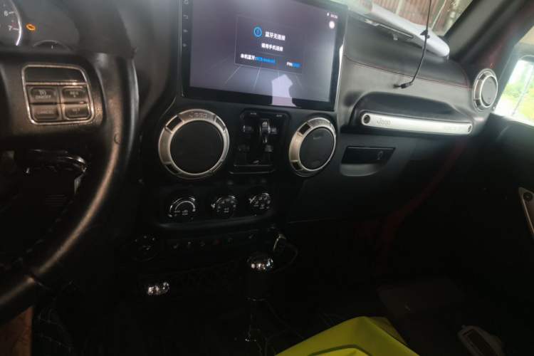 Used Jeep Wrangler 2013 3.6L Rubicon four-door model Audio And AC Panel