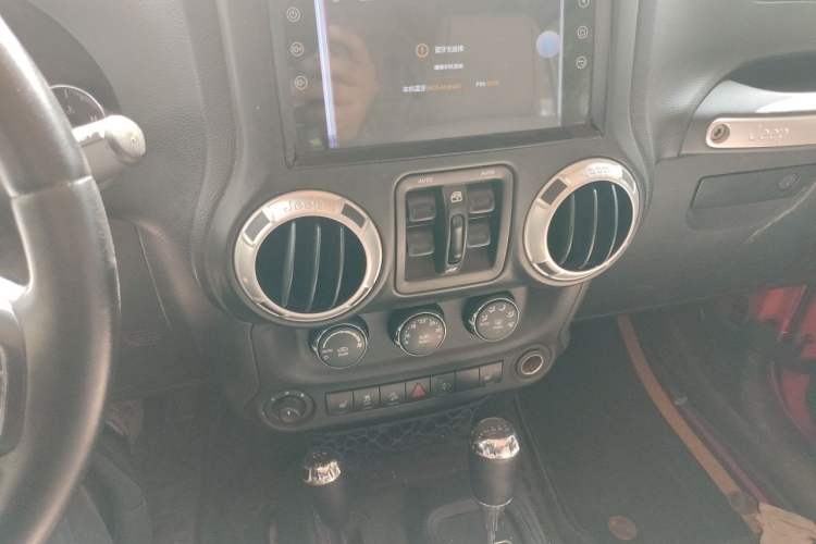 Used Jeep Wrangler 2013 3.6L Sahara Four-Door Edition Audio And AC Panel