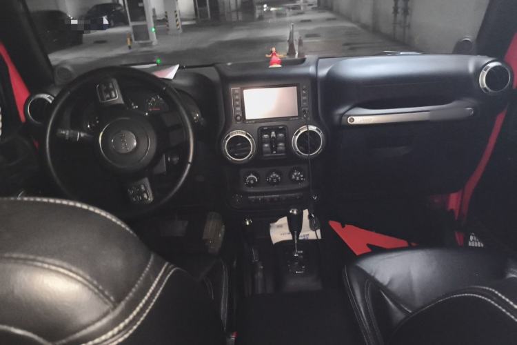 Used Jeep Wrangler 2013 3.6L Rubicon four-door model Center Console