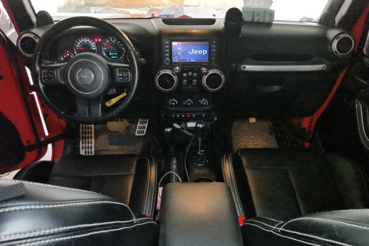Used Jeep Wrangler 2013 3.6L Rubicon four-door model Center Console