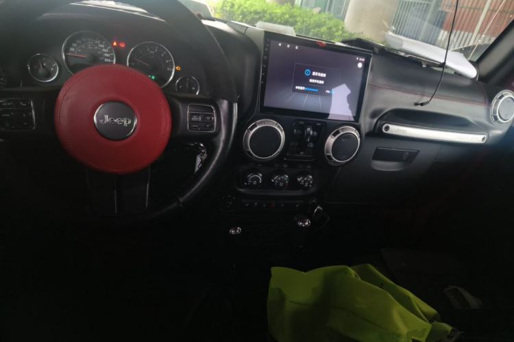 Used Jeep Wrangler 2013 3.6L Rubicon four-door model Center Console