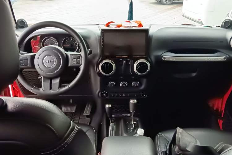 Used Jeep Wrangler 2013 3.6L Sahara two-door model Center Console