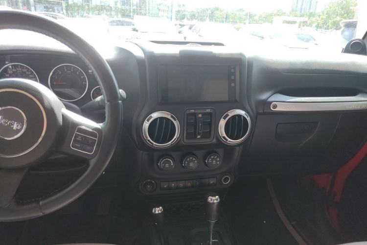 Used Jeep Wrangler 2013 3.6L Sahara Four-Door Edition Center Console