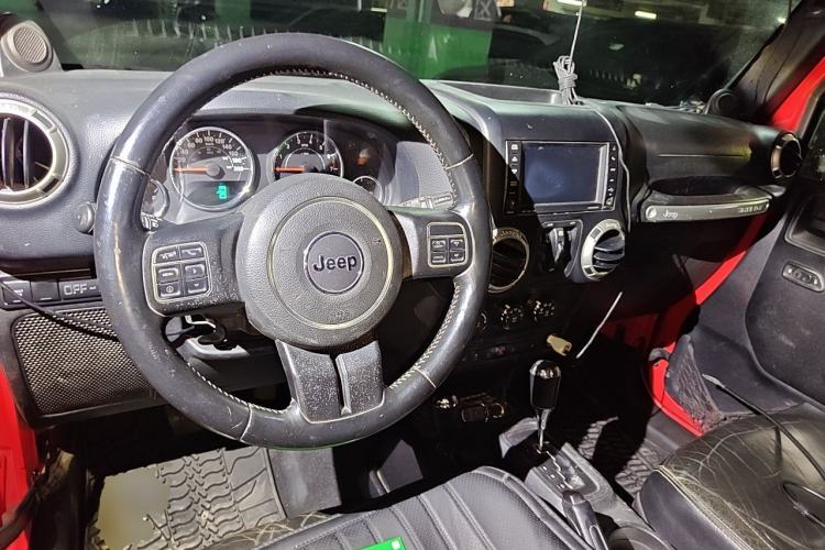 Used Jeep Wrangler 2013 3.6L Rubicon four-door model Center Console