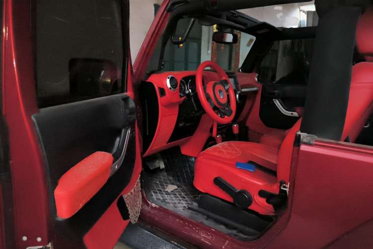Used Jeep Wrangler 2013 3.6L Sahara two-door model Driver Seat