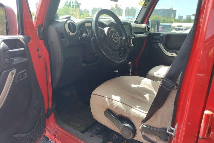 Used Jeep Wrangler 2013 3.6L Sahara Four-Door Edition Driver Seat