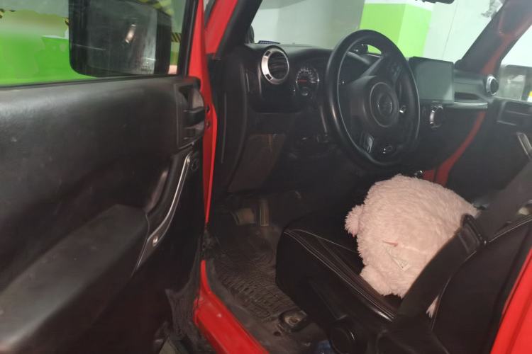 Used Jeep Wrangler 2013 3.6L Sahara Four-Door Edition Driver Seat