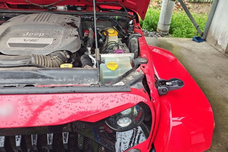 Used Jeep Wrangler 2013 3.6L Sahara Four-Door Edition Engine Bay Left