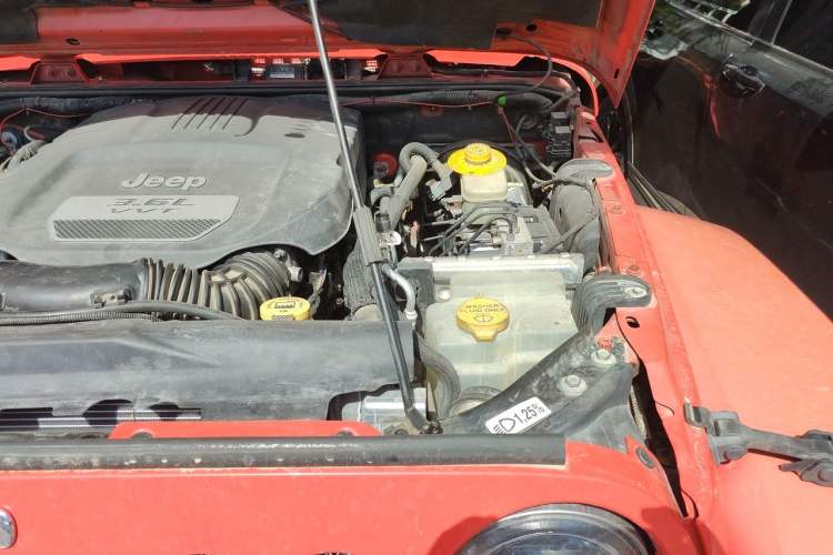 Used Jeep Wrangler 2013 3.6L Sahara Four-Door Edition Engine Bay Left