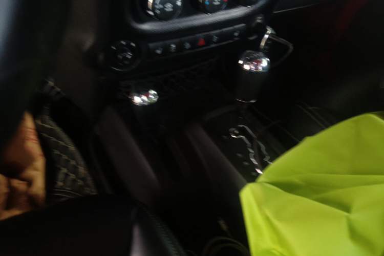 Used Jeep Wrangler 2013 3.6L Rubicon four-door model Gear Lever