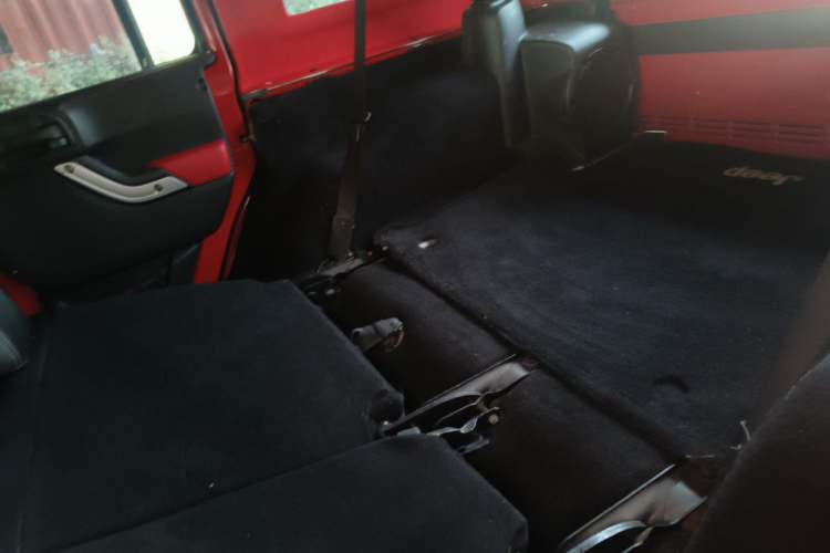 Used Jeep Wrangler 2013 3.6L Rubicon four-door model Left Rear Seat