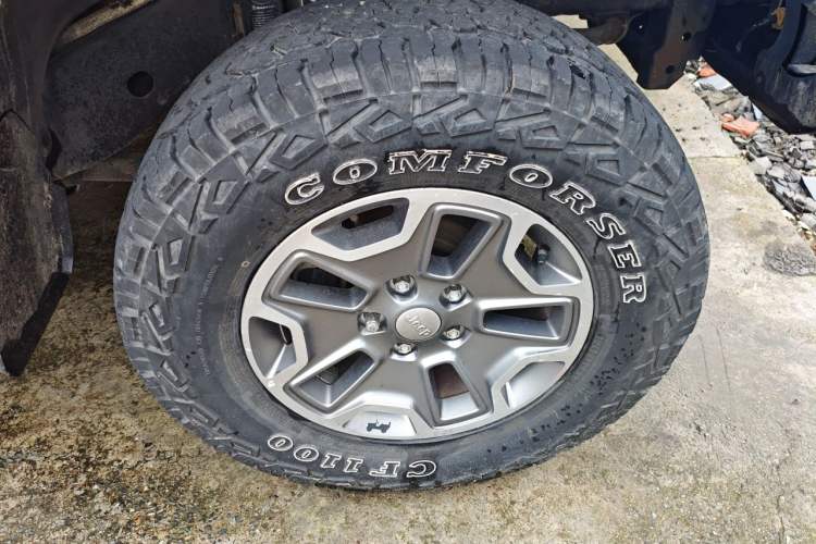 Used Jeep Wrangler 2013 3.6L Sahara Four-Door Edition Right Front Wheel Hub