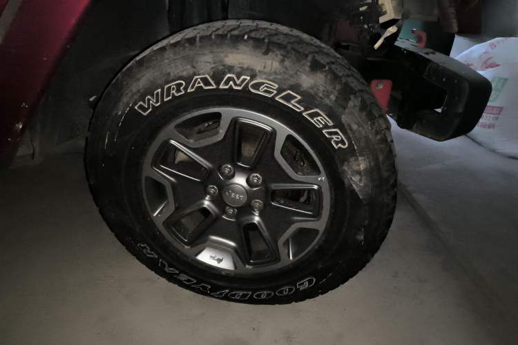 Used Jeep Wrangler 2013 3.6L Sahara two-door model Right Front Wheel Hub