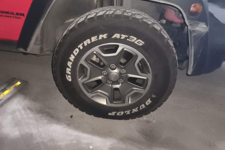 Used Jeep Wrangler 2013 3.6L Rubicon four-door model Right Front Wheel Hub