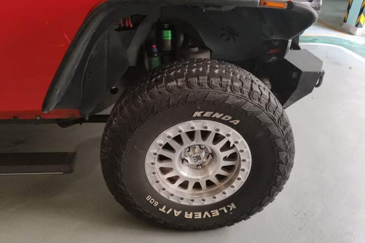 Used Jeep Wrangler 2013 3.6L Rubicon four-door model Right Front Wheel Hub